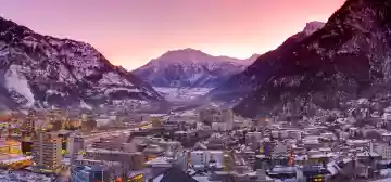 Bild der Gemeinde Visp mit Bergpanorama und Abendrot